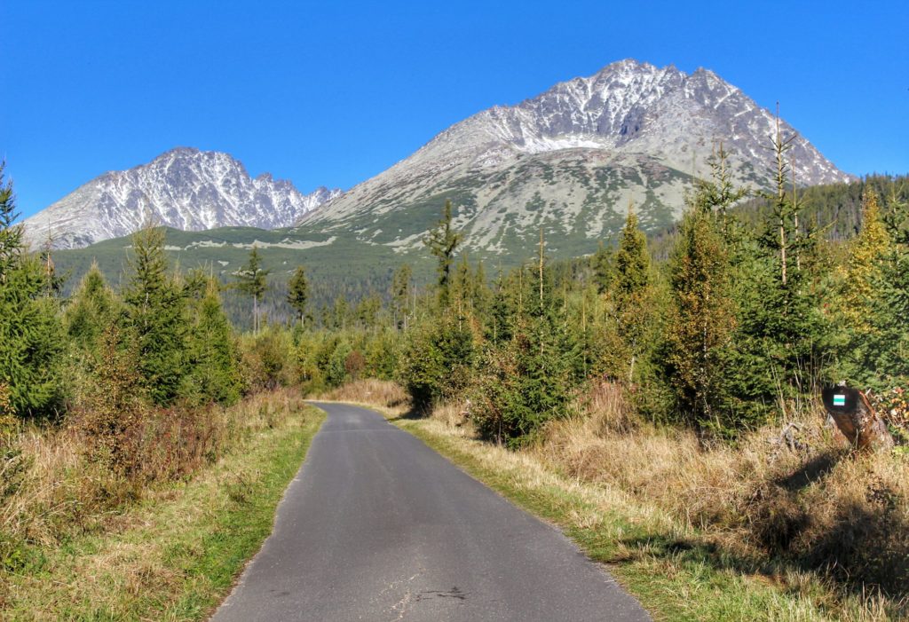Droga asfaltowa, Tatrzańska Polanka leżąca w Tatrach Wysokich, widok na Tatry, błękitne niebo