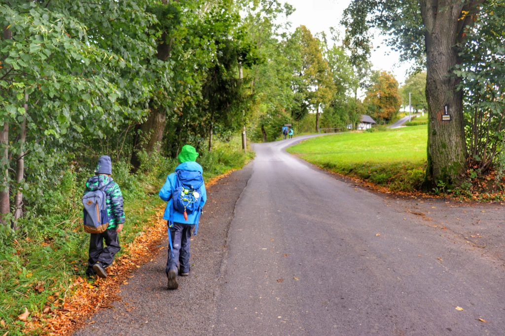 Dzieci idące szeroką, asfaltową drogą - żółty szlak w Wiśle