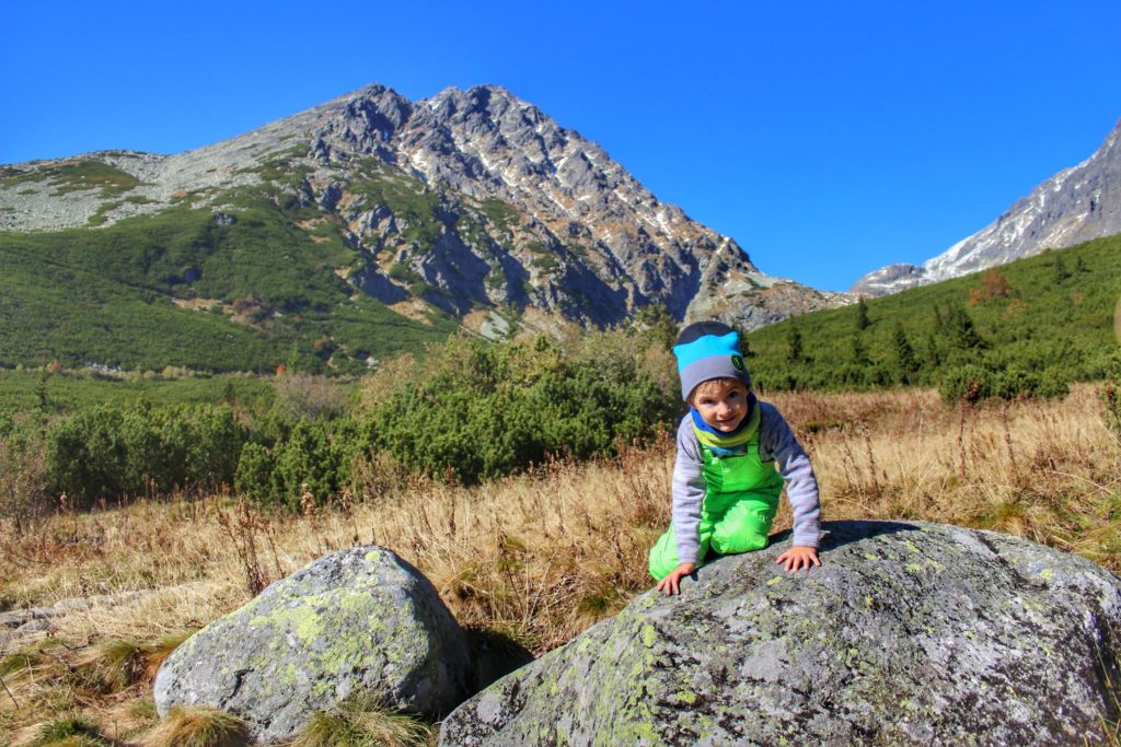 Dziecko siedzące na skale - Wyżnia Wielicka Polana, wkoło Tatry