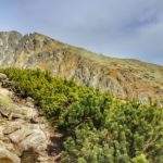 Skalna ścieżka, w oddali widoczny Gerlach