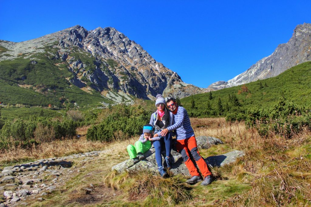 Trzyosobowa rodzina, Wyżnia Wielicka Polana, widok na Tatry