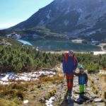 Turysta z dzieckiem idący kamienistym szlakiem od Wielickiego Stawu w stronę wodospadu