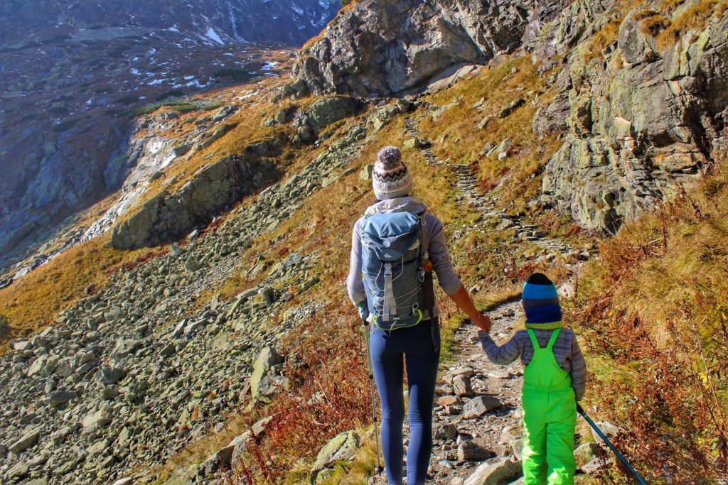 Turystka z dzieckiem na szlaku w Tatrach Wysokich na Słowacji, stromy, kamienisty szlak