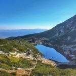 Widok rozciągający się na Dom Śląski oraz Wielicki Staw ze szlaku prowadzącego do wodospadu Wielicka Siklawa