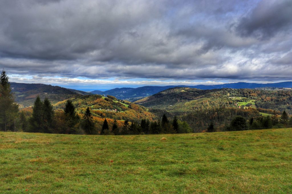 Widok rozciągający się z polany na Trzech Kopcach Wiślańskich, jesień, zachmurzone niebo