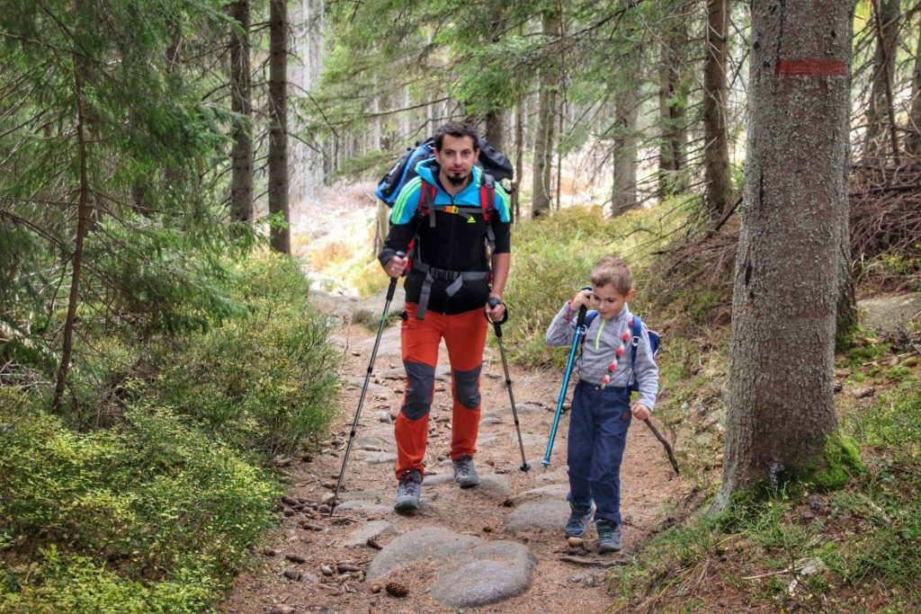 Zadowolony turysta z dzieckiem na leśnej ścieżce, Tatry Wysokie - Słowacja