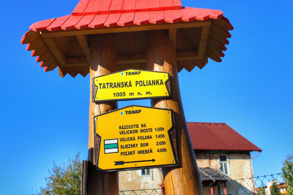 Żółta tablica z napisem Tatrzańska Polanka 1005 m n.p.m.