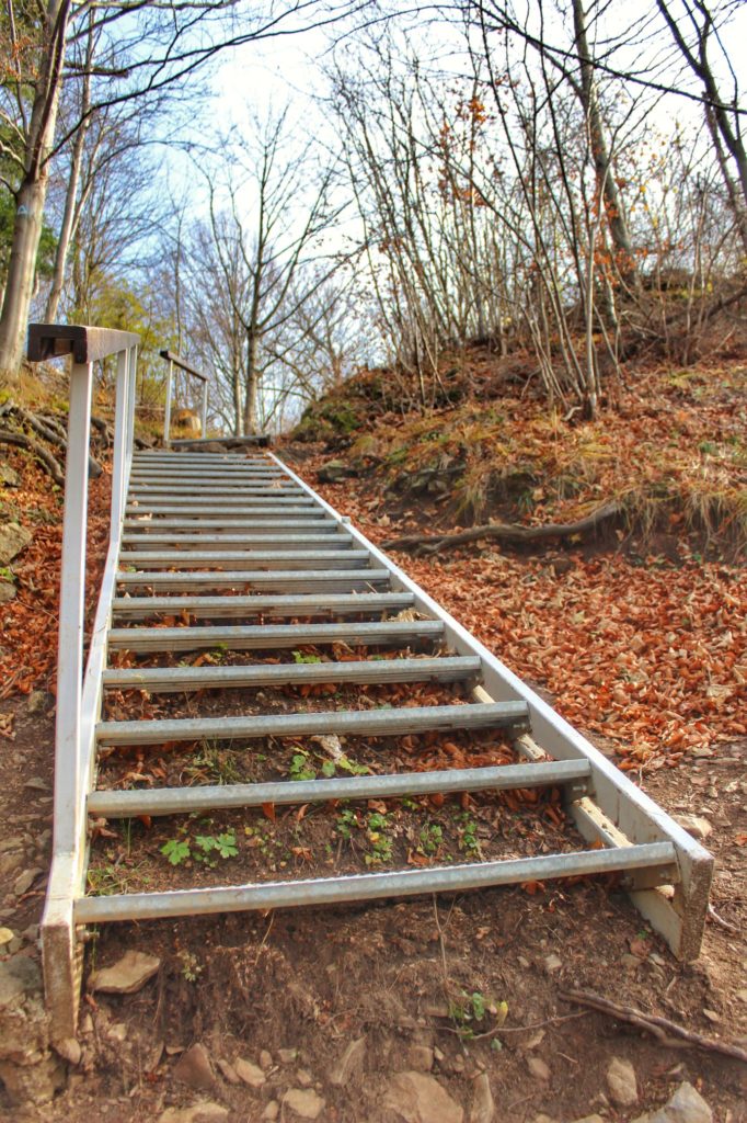 Metalowe schody na szlaku na szczyt Wysoka