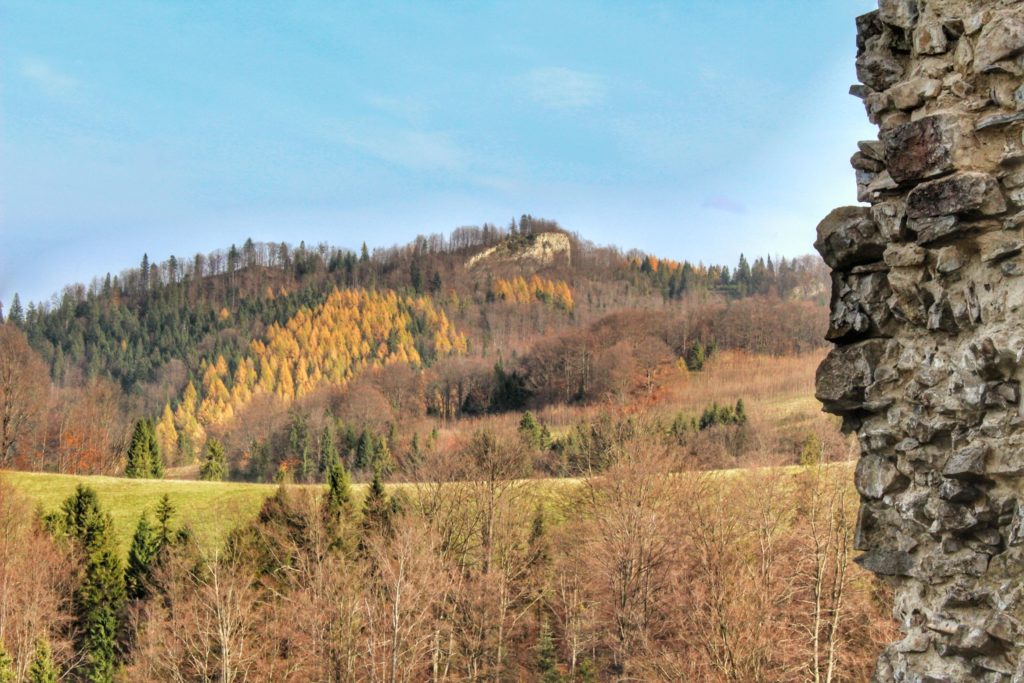Ruiny Bacówki pod Wysoką w Pieninach, widok na skalny szczyt Watriska jesienną porą