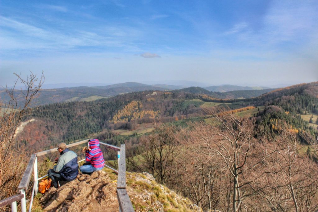 Turyści odpoczywający na szczycie Wysoka, krajobraz górski, jesienny dzień