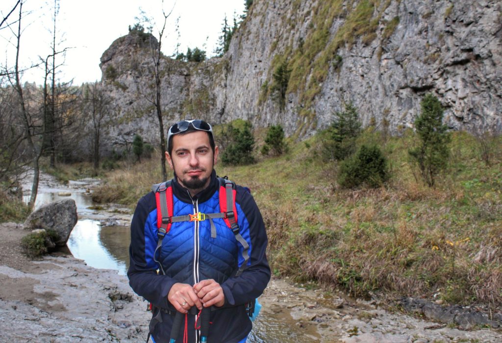 Turysta w Wąwozie Homola, potok, skalne ściany