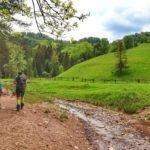 Turysta z dzieckiem na zielonym szlaku prowadzącym na Polanę pod Wysoką