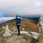 Turystka na Malinowskiej Skale w Beskidzie Śląskim, zachmurzone niebo