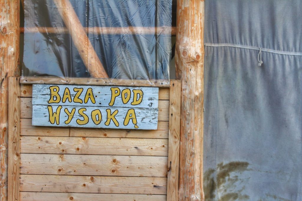 Wejście do bazy namiotowej pod Wysoką