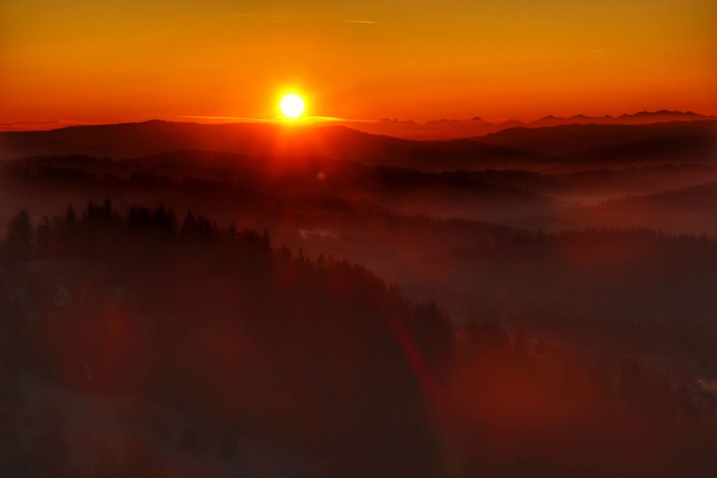 jesienny wschód słońca widziany ze szczytu Ocodzita, w tle góry, widoczne Tatry