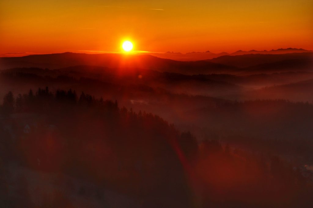 jesienny wschód słońca widziany ze szczytu Ocodzita, w tle góry, widoczne Tatry