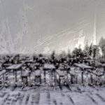 Schronisko PTTK Skrzyczne, okno pomalowane przez mróz, w tle taras oraz stoły z krzesłami