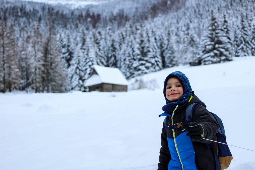 Szczęśliwe dziecko na Polanie Olczyskiej pokrytej śniegiem