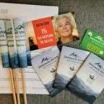 Chorągiewki, książeczki, ulotki promujące akcję Zdobywamy Szczyty dla Hospicjum