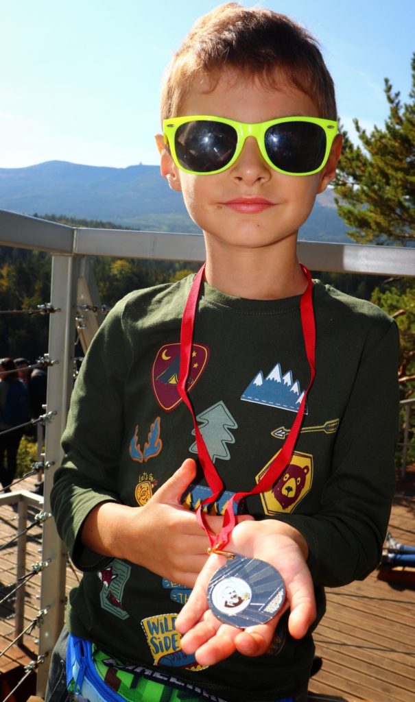 Dziecko trzymające srebrny medal za udział w akcji Zdobywamy Szczyty dla Hospicjum 2019, Złoty Widok w Szklarskiej Porębie
