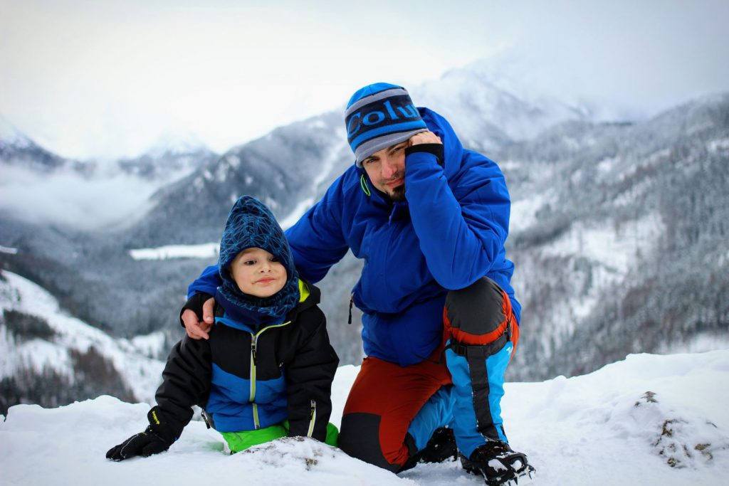 Dziecko z tatą na szczycie Nosal w Tatrach Zachodnich, zima, zalegający śnieg, w tle tatrzańskie szczyty 