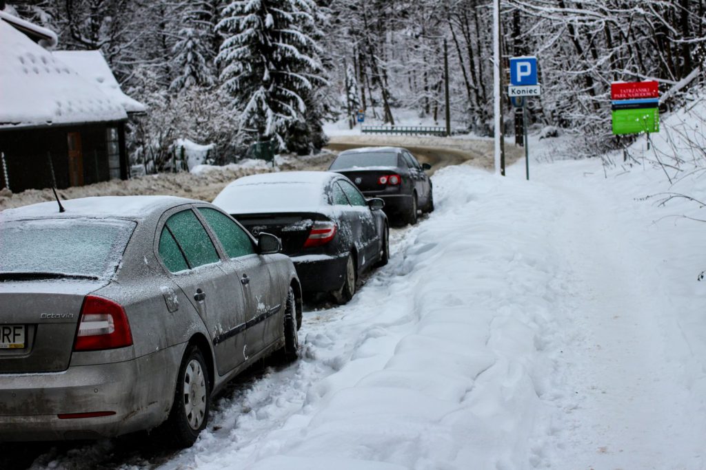 Parking Jaszczurówka, sznur zaparkowanych samochodów, zimowa aura