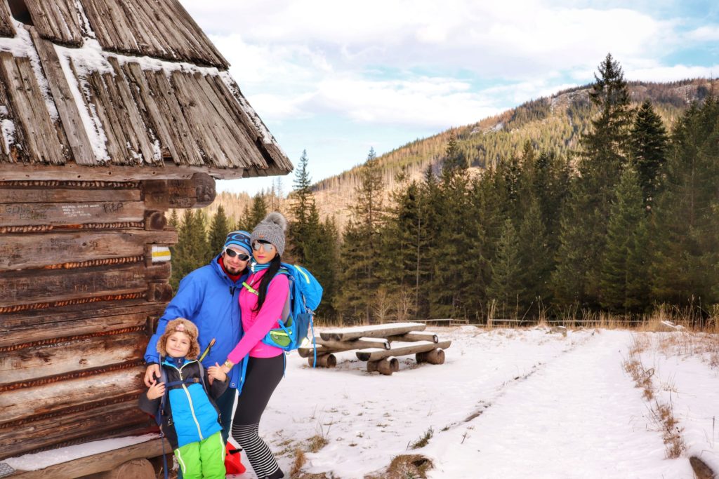 szczęśliwa, trzyosobowa rodzina, w tym dziecko na pokrytej śniegiem Polanie Olczyskiej