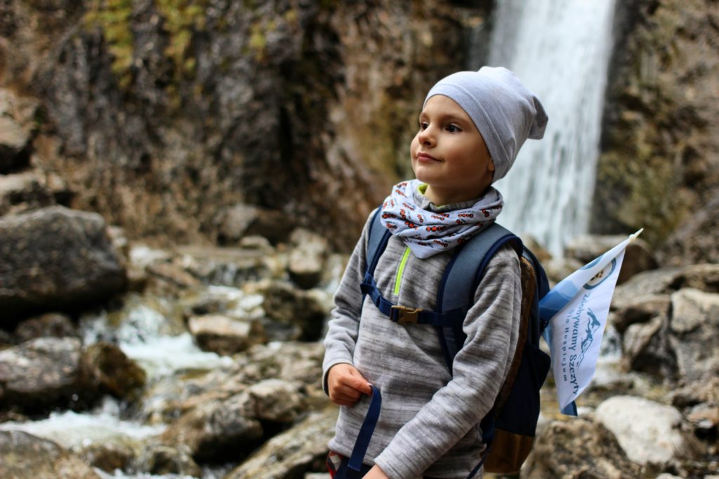 uśmiechnięte dziecko na tle Wodospadu Siklawica
