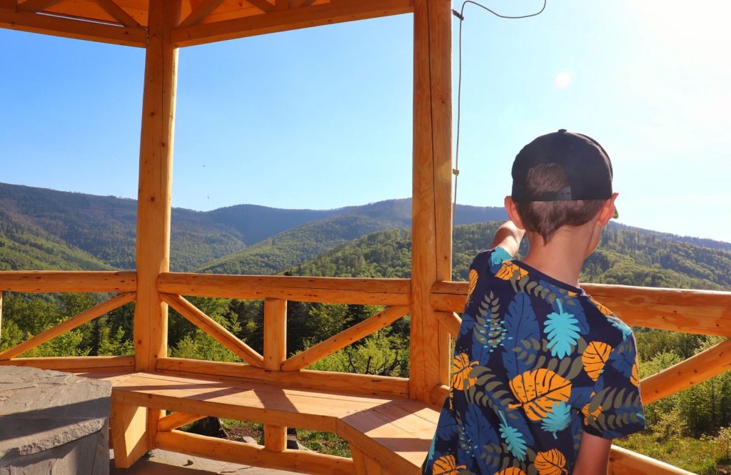 Dziecko podziwiające Beskid Śląski z drewnianej altany na Koziej Górze, piękny słoneczny dzień