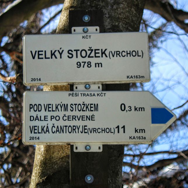 Biała tablica oznaczająca Wielki Stożek leżący 978 metrów nad poziomem morza, opis niebieskiego szlaku