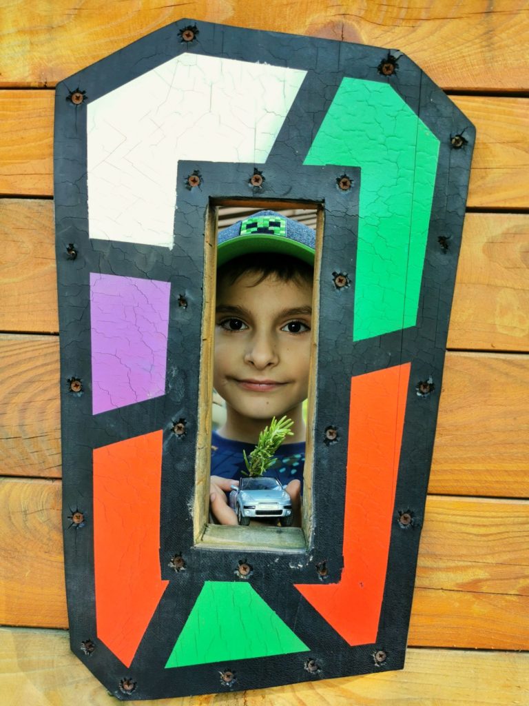 Dziecko kukające przez małe okienko na placu zabaw na Stefance w Beskidzie Śląskim