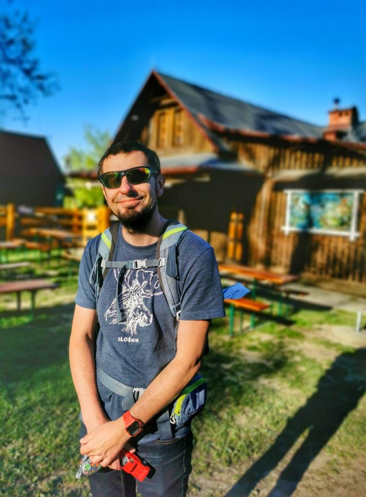 Zadowolony turysta przy schronisku Stefanka - Kozia Góra