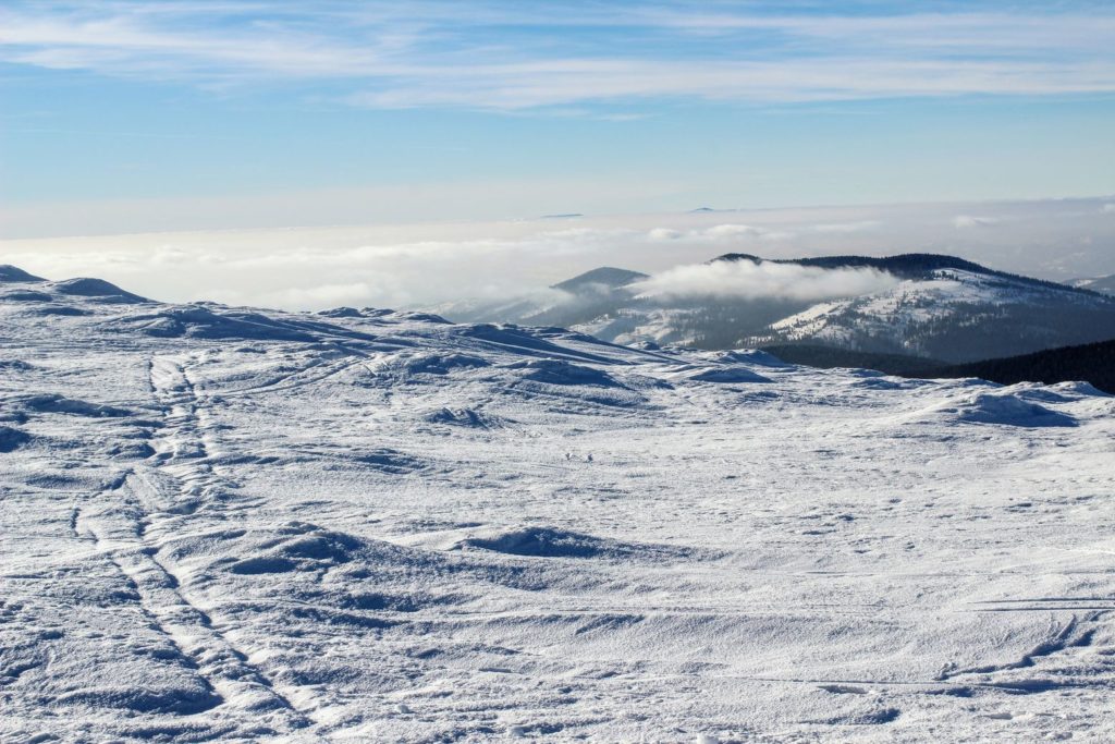 Widok z zimowego Pilska na szczyty będące w chmurach