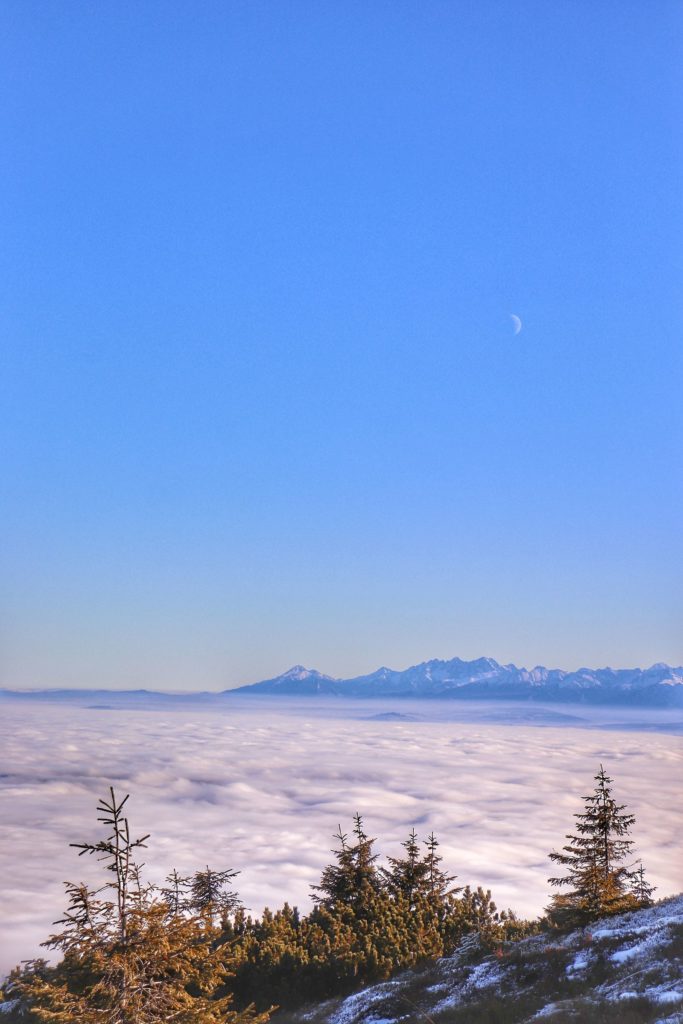 Tatry wynurzające się zza chmur, szczyt Pilsko