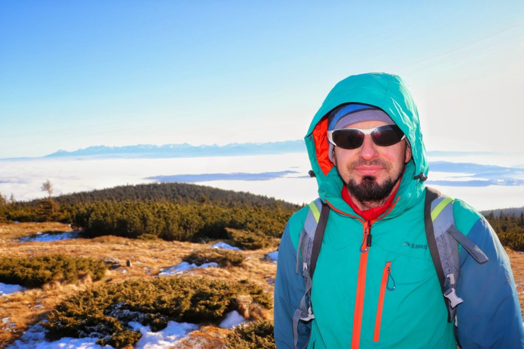Turysta na szczycie Pilsko, grudniowe wyjście na szczyt