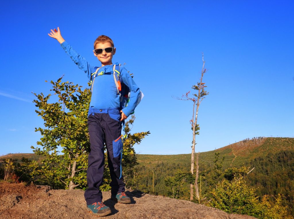 Dziecko stojące na skale - Malinów - czerwony szlak na Malinowską Skałę