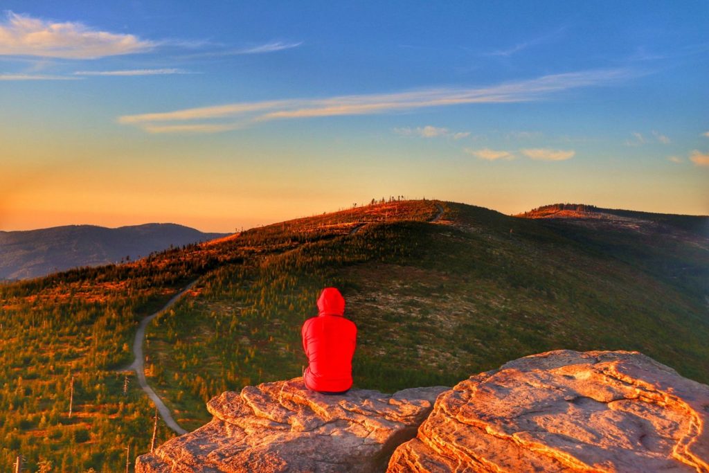 Malinowska Skała zachód słońca, turysta siedzący na skale