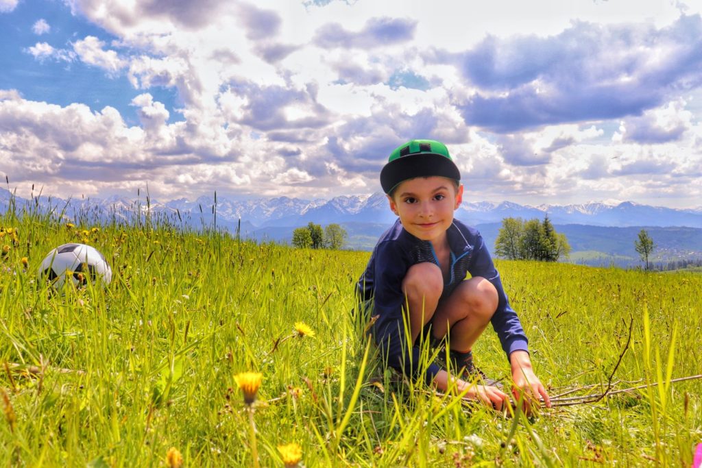 Rzepiska (Pieniny Spiskie), szczęśliwe dziecko, polana, w tle widok na zaśnieżone szczyty Tatr