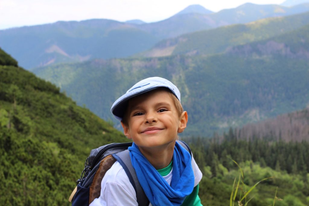 Uśmiechnięty chłopiec na szlaku w Tatrach Zachodnich prowadzącym na Przedni Salatyn