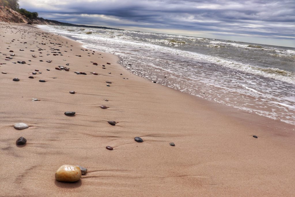 Morze Bałtyckie, piaszczysta, szeroka plaża w Orzechowie 