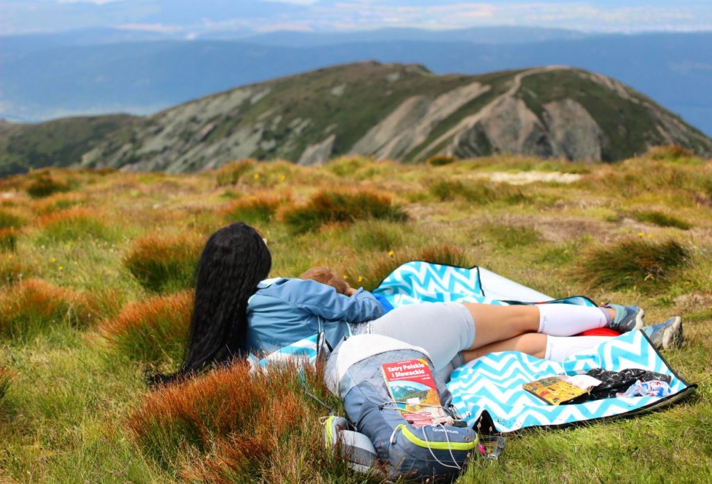 Odpoczywająca kobieta w Tatrach Zachodnich, podziwiająca szczyty tatrzańskie, w drodze na Salatyn