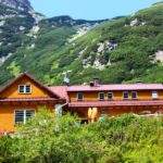 Chata nad Zielonym Stawem Kieżmarskim na tle Tatrzańskich szczytów