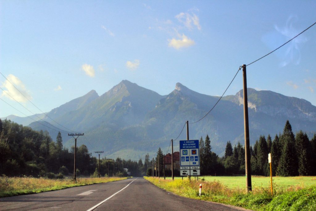 Droga numer 49 w Jurgowie prowadząca do przejścia granicznego, widok na Tatry Wysokie