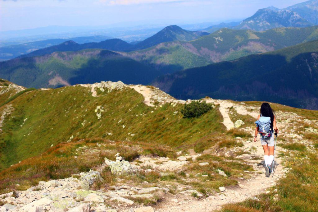 Kobieta z plecakiem węrująca wśród górskich, tatrzańskich szczytów, szlak na Przedni Salatyn