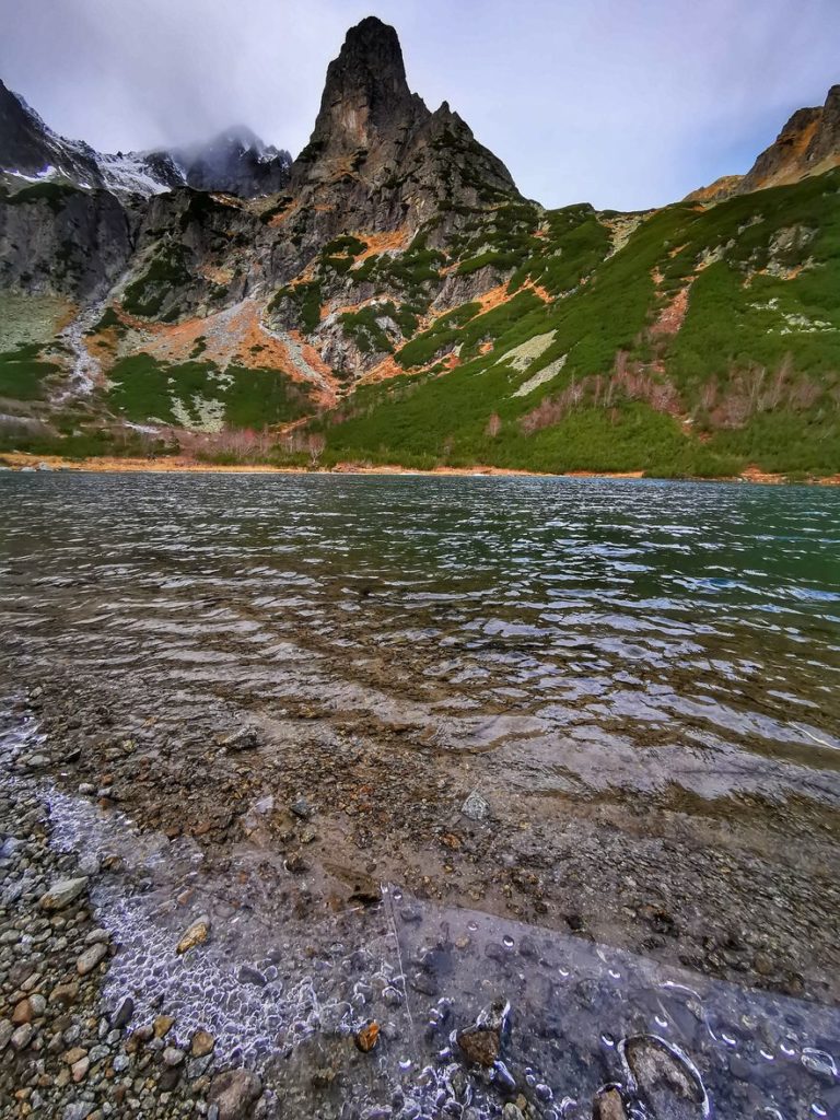 Lód na Zielonym Stawie Kieżmarskim, tatrzańskie szczyty