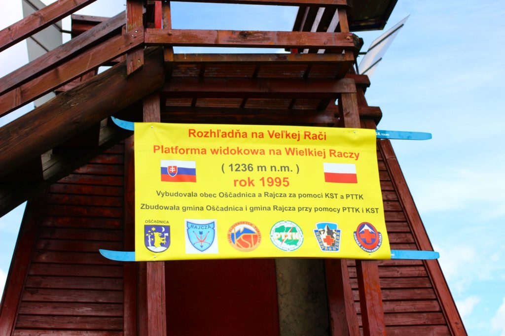 Platforma wiokowa na Wielkiej Raczy, żółta tablica informująca o roku powstania tarasu - 1995 rok oraz o gminach, które wieżę zbudowały