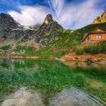 Skuty lodem Zielony Staw Kieżmarski - budynek schroniska nad Zielonym Stawem, jesień