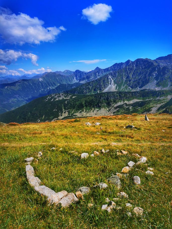 Widok rozciągający się z okolic szczytu Brestowa na Słowacji, serce z kamieni