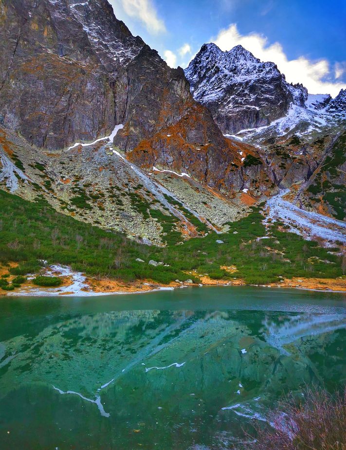 Zielony Staw Kieżmarski w Tatrach Wysokich na Słowacji, tatrzańskie szczyty odbijające się w tafli stawu