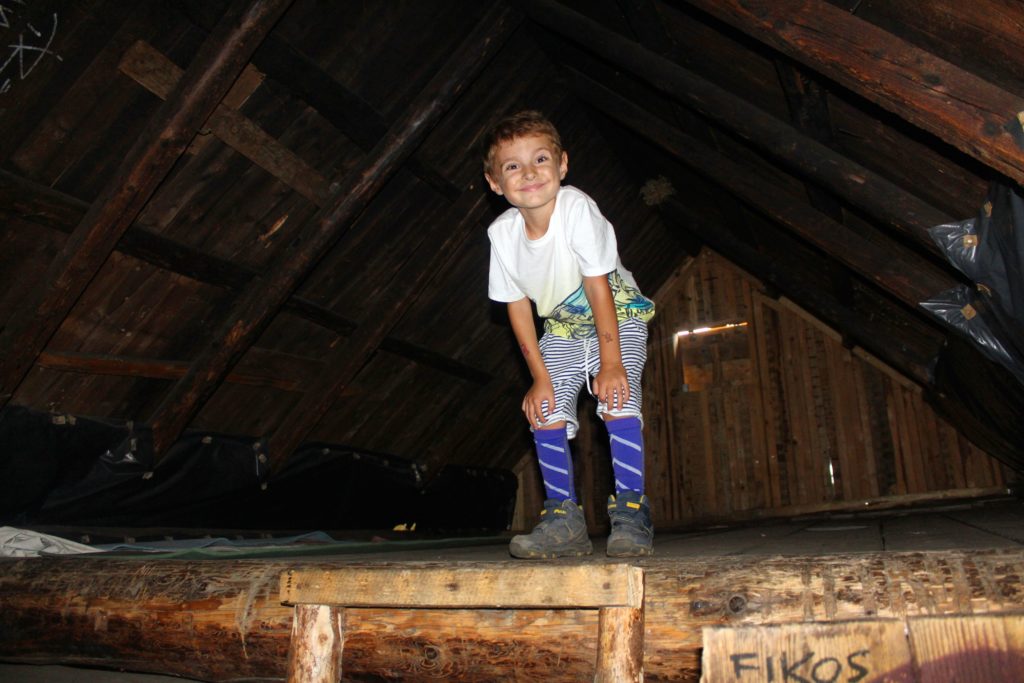 dziecko w środku szałasu na Mędralowej, drewniane poddasze